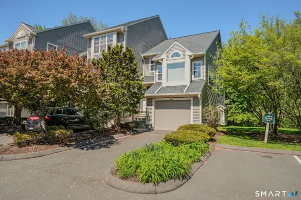 220 Algonquin Trail #220, Trumbull, CT 06611