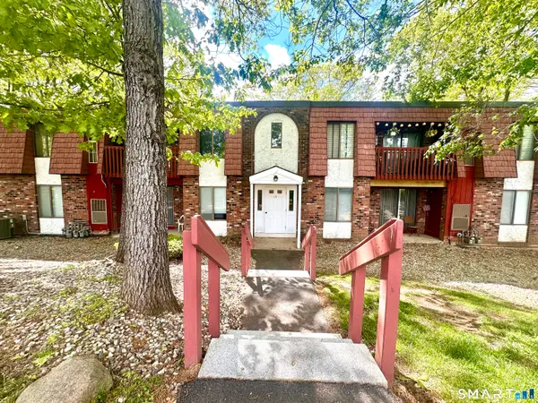 15 Woodsedge Drive #4C, Newington, CT 06111