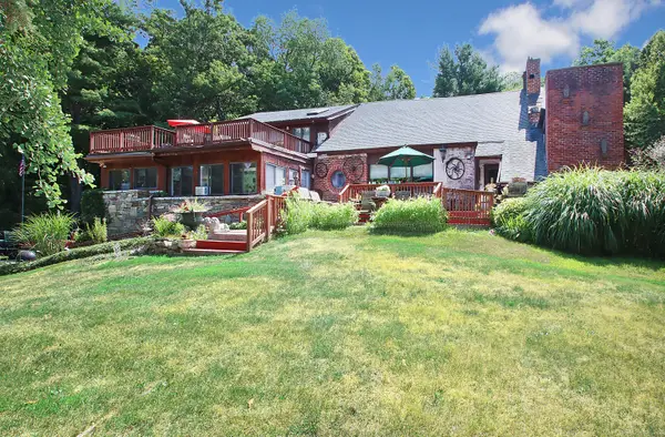 8 Dillon Road, Woodbridge, CT 06525