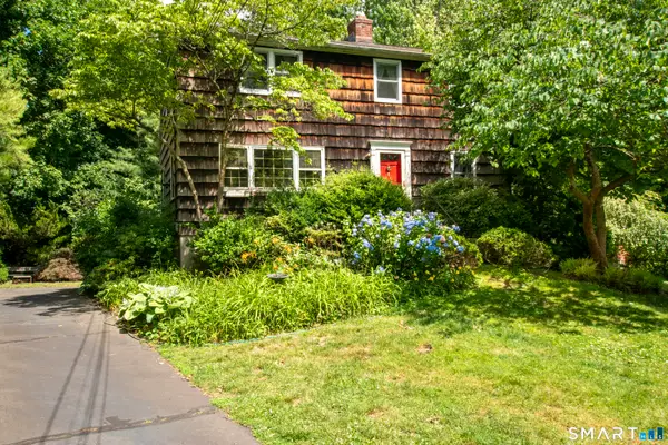 8 Oakledge Circle, Norwalk, CT 06854