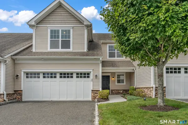 23 Woods Lane #23, Newtown, CT 06470