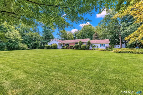 10 Vernon Court, Woodbridge, CT 06525