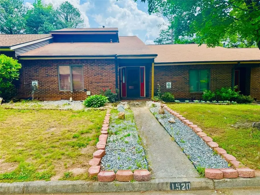 1520 Stoneleigh Circle, Stone Mountain, GA 30088 - Image #3