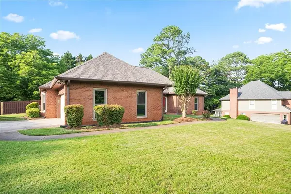 300 Saddle Creek Lane, Roswell, GA 30076