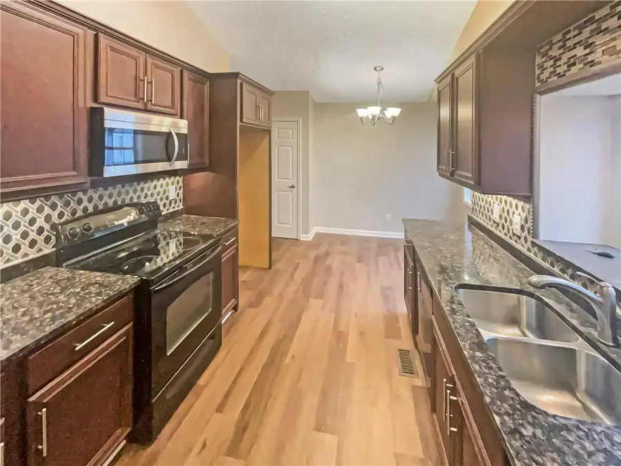 536 Bluff Court, Woodstock, GA 30188 - Image #2