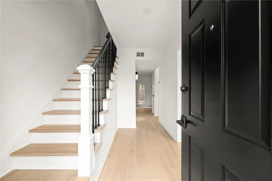 27 Old Ivy Square Ne, Atlanta, GA 30342 - Image #2