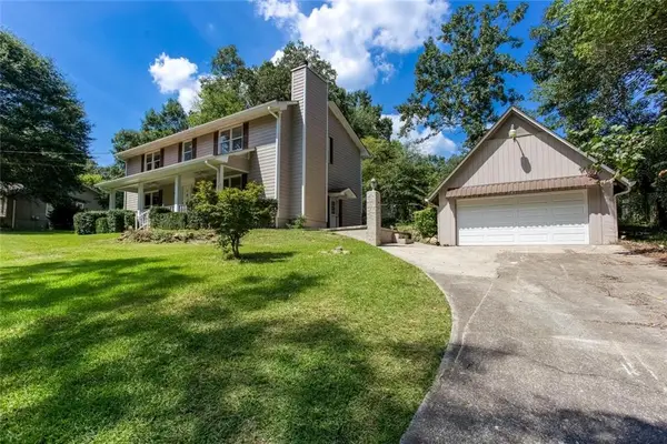 185 Lakeshore Circle Se, Acworth, GA 30101