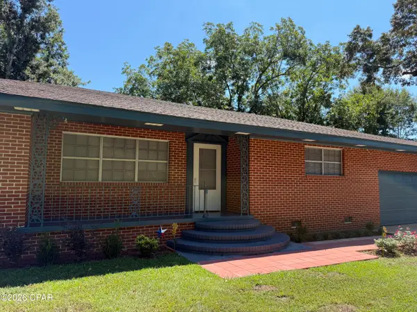 1021 8th Avenue, Graceville, FL 32440