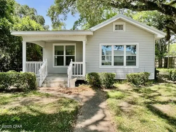 1038 E 8th Avenue, Graceville, FL 32440