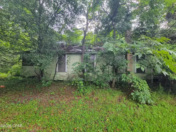 959 3rd Avenue, Graceville, FL 32440