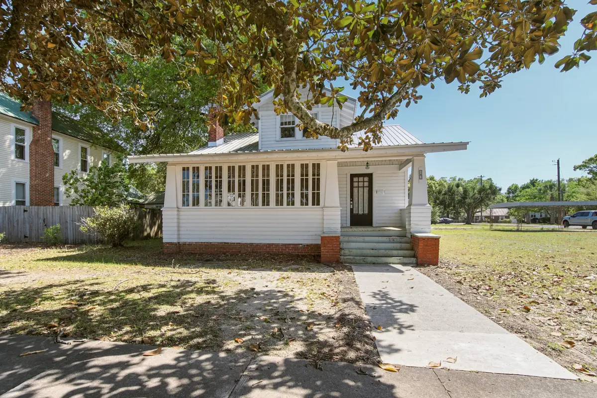 82 E Live Oak Avenue, Defuniak Springs, FL 32435 - #1