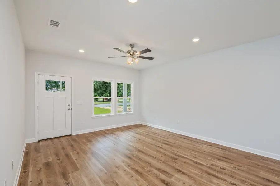 740 E Chestnut Avenue, Crestview, FL 32539 - #3