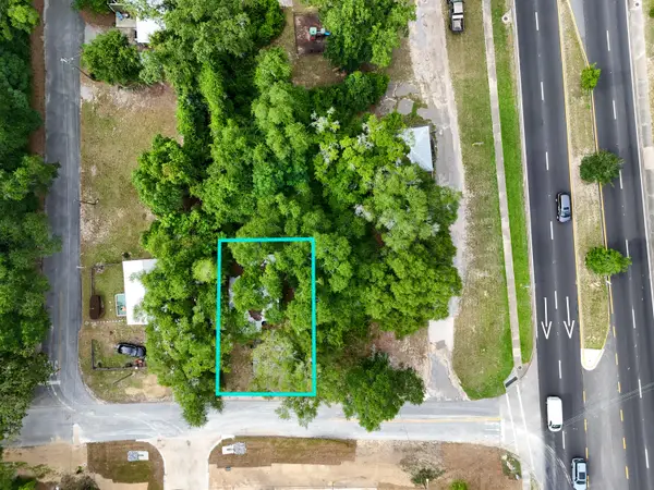 32 Myrtle Avenue, DeFuniak Springs, FL 32435