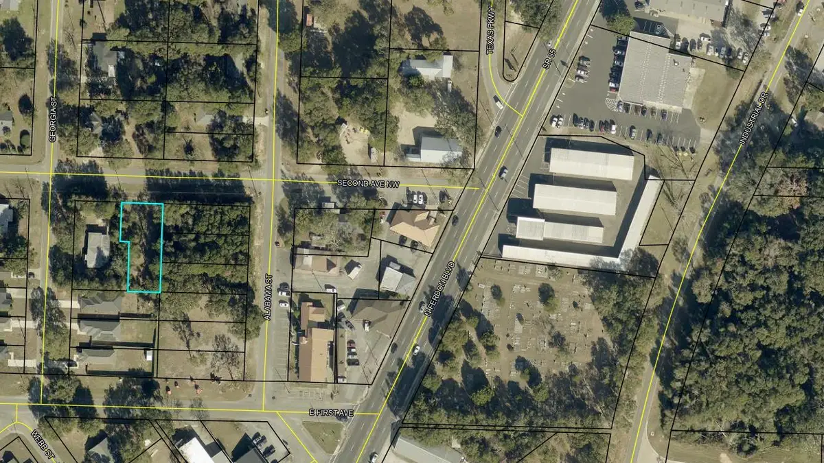 416 E 2nd Avenue, Crestview, FL 32536 - #1