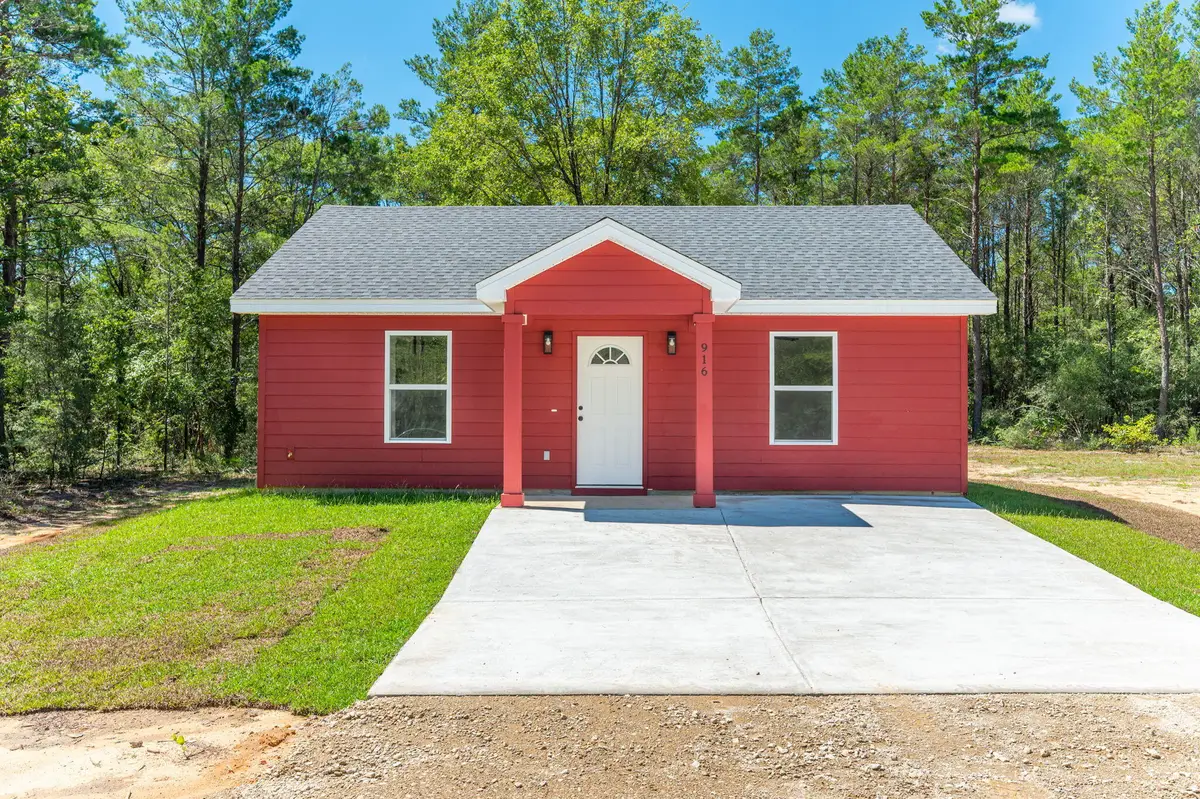 916 E Dogwood Avenue, Defuniak Springs, FL 32433 - #1