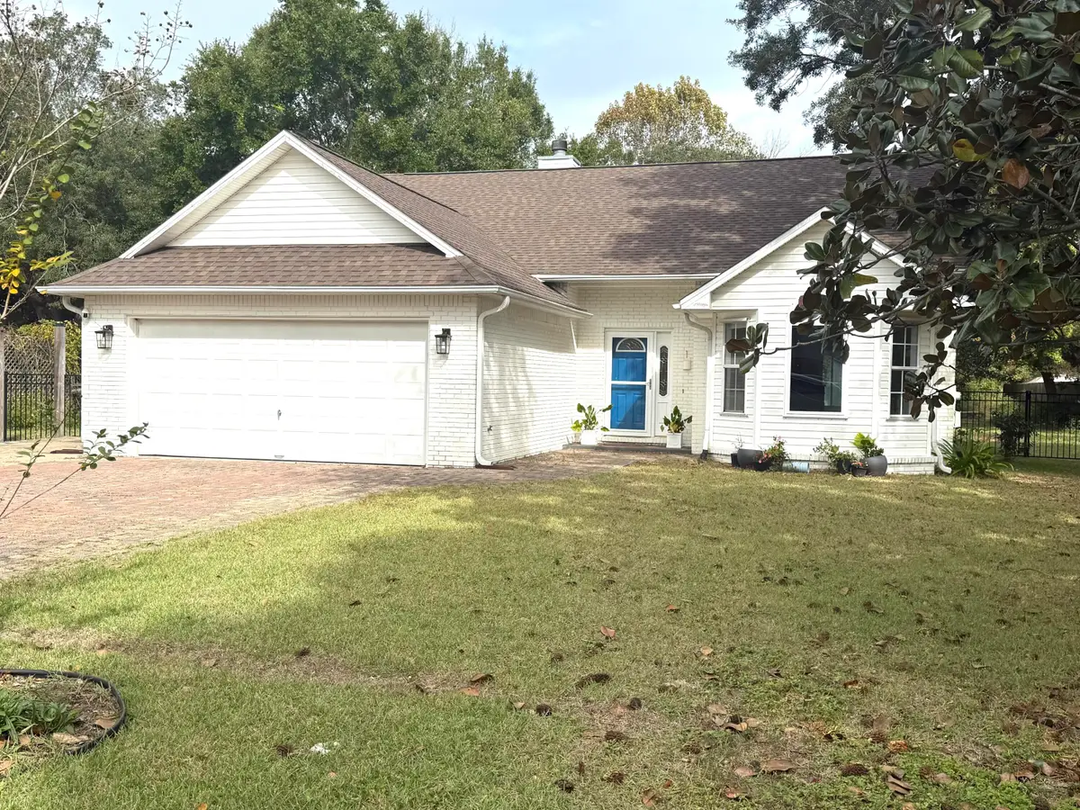 6814 Avenida De Galvez, Navarre, FL 32566 - Image #1