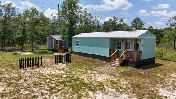 261 W Royal Palm Avenue, DeFuniak Springs, FL 32433