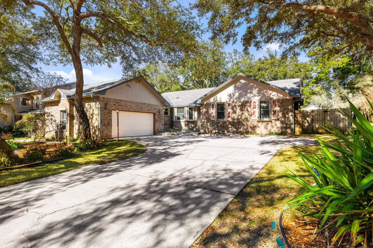 125 E Bermuda Circle, Niceville, FL 32578 - Image #1