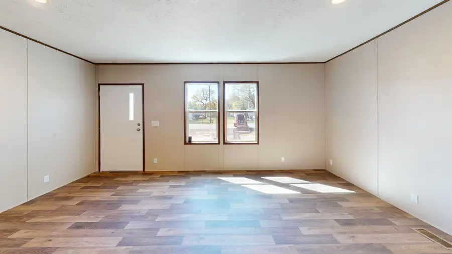 28 W White Rose Street, Defuniak Springs, FL 32433 - #2