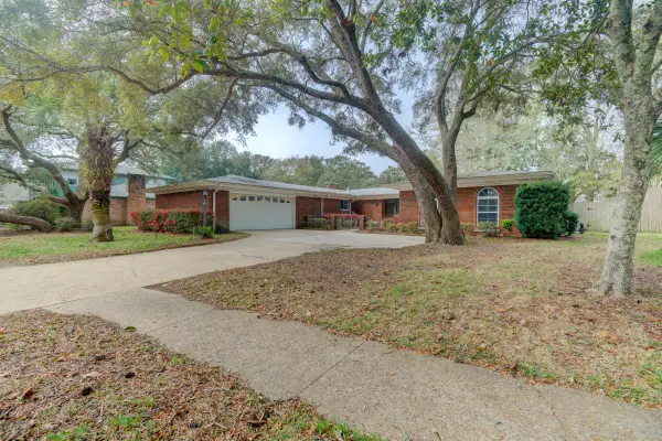 613 NE Cambridge Avenue, Fort Walton Beach, FL 32547