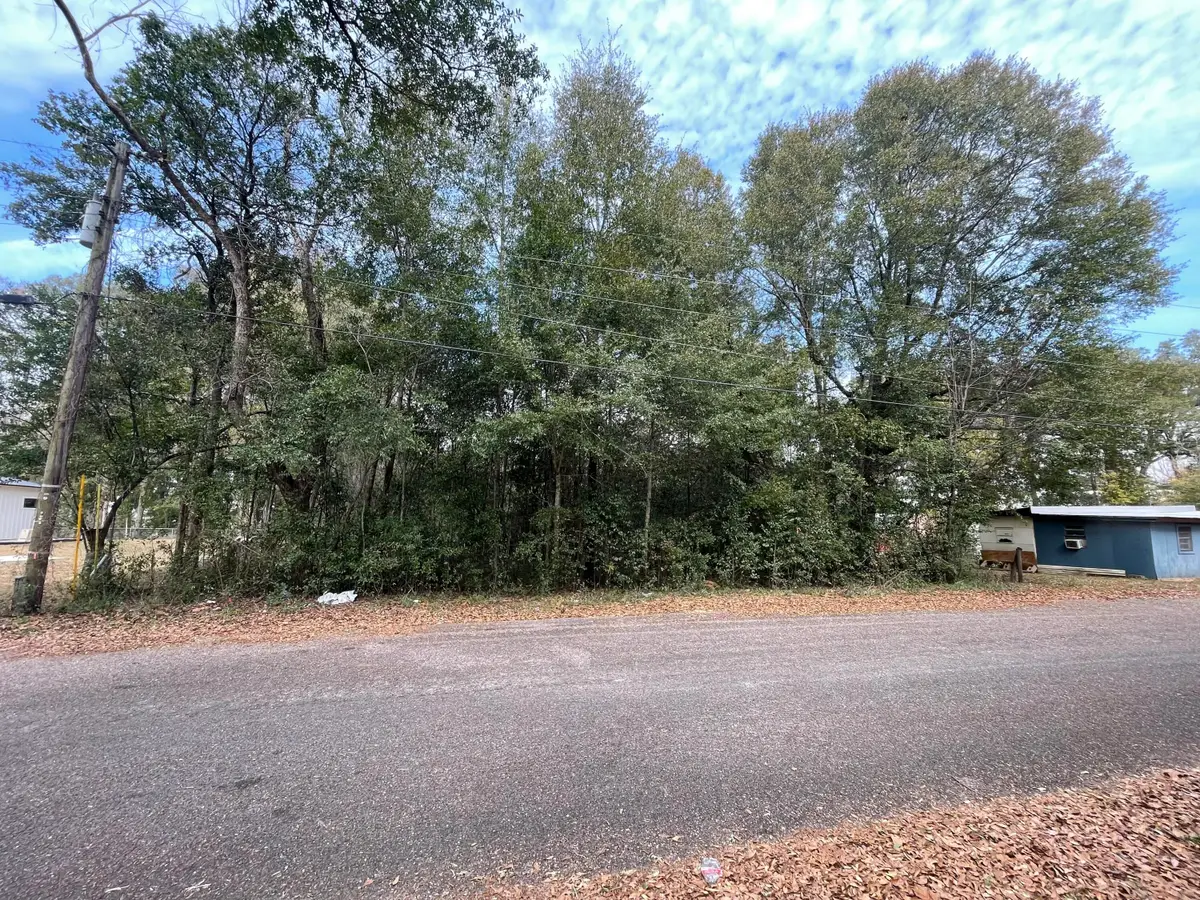 327 E Railroad Avenue, Crestview, FL 32539 - #1