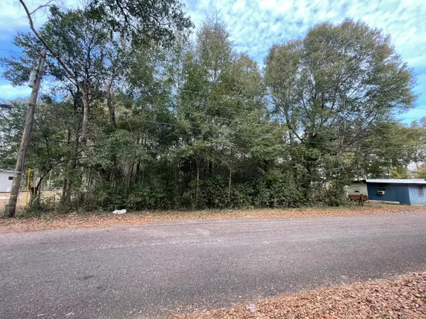 327 E Railroad Avenue, Crestview, FL 32539