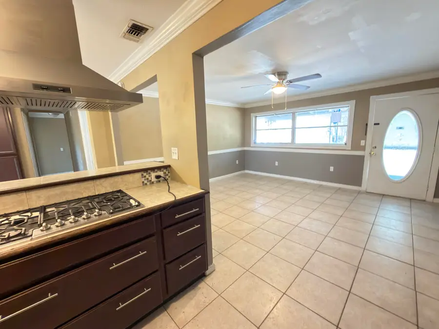 515 E Robinson Avenue, Crestview, FL 32539 - #3