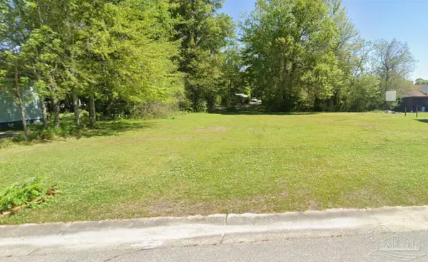 302 Front St, Century, FL 32535