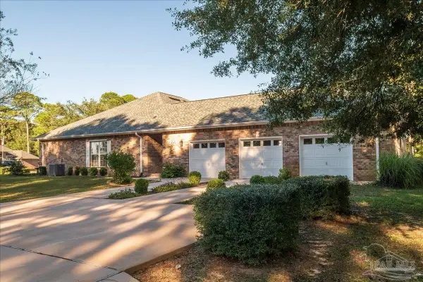 2500 Crescent Pl, Navarre, FL 32566