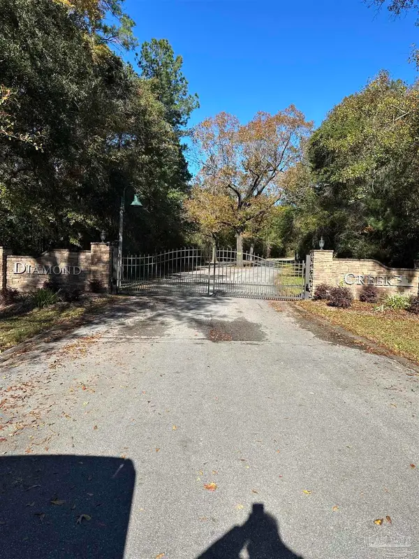 3106 Diamond Creek Dr, Pace, FL 32571