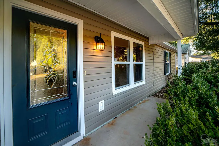 5913 Savannah Dr, Milton, FL 32570 - Image #2