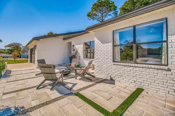 975 Grand Canal St, Gulf Breeze, FL 32563