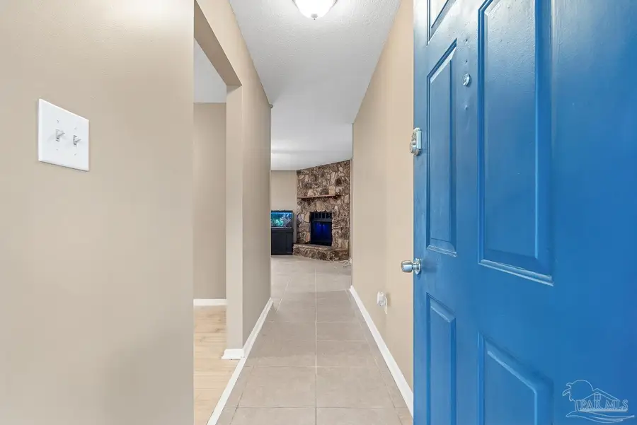 6036 W Shore Dr, Pensacola, FL 32526 - Image #2