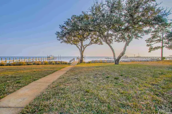 5481 Soundside Dr, Gulf Breeze, FL 32563