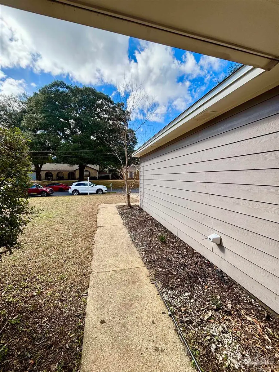 2912 Breckenridge Dr, Pensacola, FL 32526 - Image #2