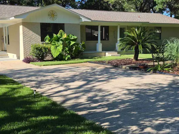 426 Fairpoint Dr, Gulf Breeze, FL 32561