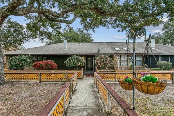 5073 Leeward Dr, Pensacola, FL 32507