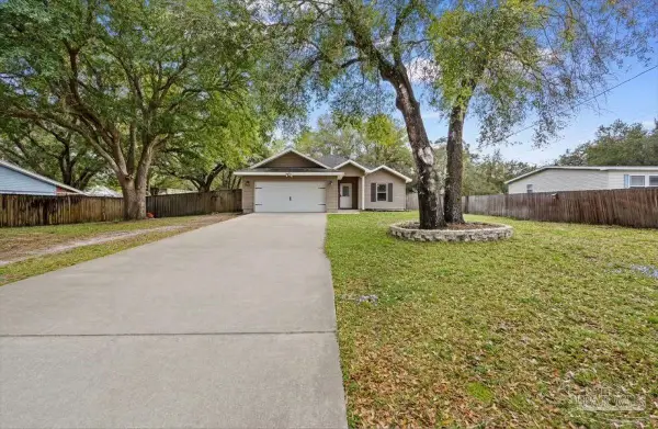 8445 Rynes Cir, Navarre, FL 32566