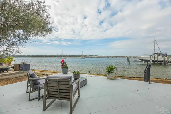 697 Palomar Dr, Pensacola, FL 32507