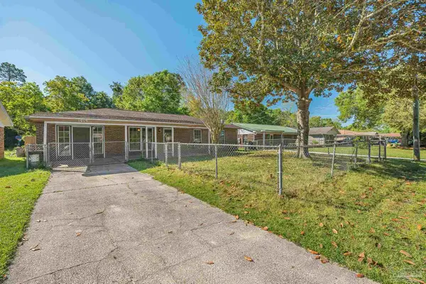 1019 Woodbury Pl, Cantonment, FL 32533