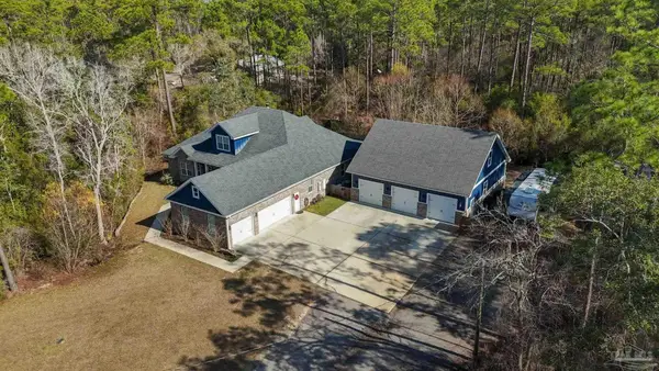 6808 Santa Clara Dr, Navarre, FL 32566