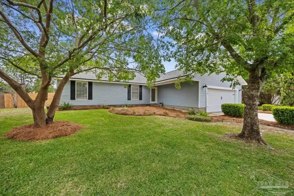 1938 N Iris Ln, Navarre, FL 32566