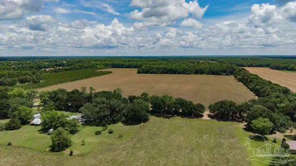 18 Three Oaks Ln, Pace, FL 32571