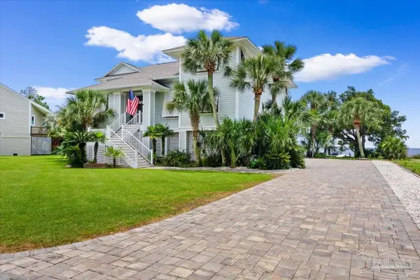 7813 Petersen Pt Rd, Milton, FL 32583