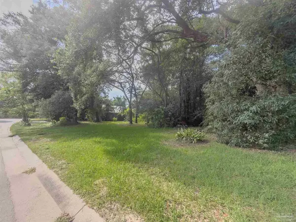 410 Twin Lakes Dr, Pensacola, FL 32504