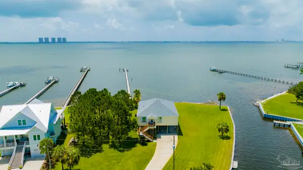 1002 Magnolia Ln, Gulf Breeze, FL 32563