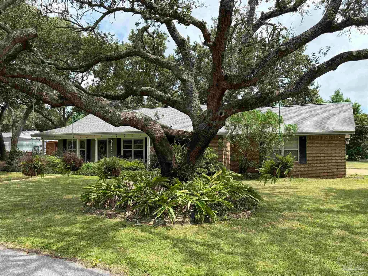 30 Gilmore Dr, Gulf Breeze, FL 32561 - #1