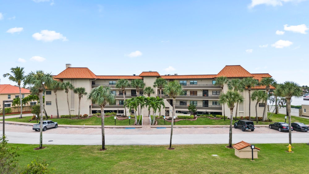 18 Marina Isles Boulevard 102, Indian Harbour Beach, FL 32937 BHGRE