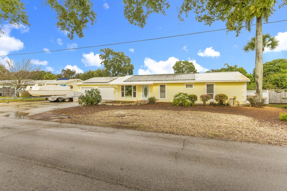 40 Moore Avenue, Merritt Island, FL 32952 BHGRE