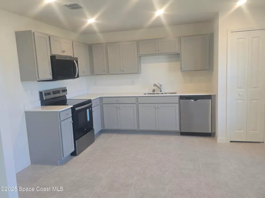 952 SW Richmond Circle Sw, Palm Bay, FL 32908 - Image #2